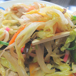 三和楼 - 色んな種類の野菜・肉・海鮮が入っていて、
細めに切られて、ややクタっと炒められています。

