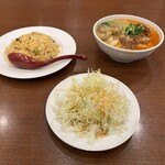 坂上刀削麺 - 半炒飯＋刀削麺(小)とバイキングのサラダ('24/11//09)