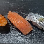 札幌魚河岸 五十七番寿し - 左から半熟イクラ、秋鮭銀聖、秋刀魚