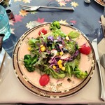 ローズタウンティーガーデン - 自家製ドレッシングのサラダ。ブラックオーリーブのトッピング。