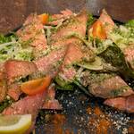 近江牛ステーキとがぶ飲みワイン ニクバルモダンミール 大津店 - 牛タンのサラダ