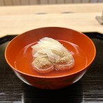 道人 - 鶉のつくねと金沢 源助だいこん 奥井海生堂 蔵囲 利尻昆布と血合抜き鮪節の出汁椀 白葱を乗せて