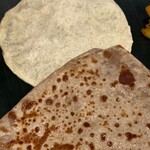 インドダバ - パラタ（下）とババド（上）