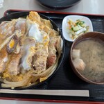 駅ナカチャンコ食堂 - カツ丼 950円　味噌汁、漬物付き。ご飯普通。カツ普通、柔め。玉子トロトロ。割下甘め、ツユダク。