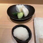 焼鳥 おみ乃 - お新香・大根おろし