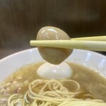 ヌードル＆スパイスカレー 今日の1番 - 店主から更なるサービス ※しかも国産うすらの味玉！