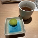 焼鳥 おみ乃 - 温かいお茶・シャインマスカット