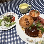 ピーターラビットカフェ 横浜ハンマーヘッド店 - ハンバーグ＆ローストビーフとサラダとコンポタ