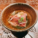 天ぷら たけうち - 藁焼きのやいどがつおと石川の岩もずく。やいどがつおの脂のうまさがすごい。岩もずくはシャキシャキ。