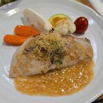 キッチン ブルー グローブ - カンパチポワレのアップ