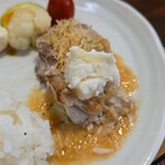 キッチン ブルー グローブ - ポテサラを乗せて