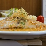 キッチン ブルー グローブ - 横から、カダイフが乗っている