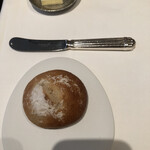 パトゥ - パン　暖かくホワホワ。皮はパリッと。バターのおかわりとパン３つ頂き嬉しかったです。