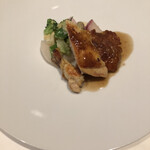 パトゥ - 雛鳥　骨の肉はしゃぶる為手掴みでパクリと獣化して食べます。美味しい。添えている野菜の塩味が強め。でも、塩味好きには豆のしょっぱいのがめっちゃ美味しく感じたり。