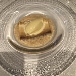 パトゥ - クレームカラメル　プリンは甘さ控えめで上品。そこにとうもろこしのアイス、出来立てを添えて。素朴ですが、最高のデセールです。後ろでカシャカシャしている音が愛しい。ワンオペで、手が混んでて天才！