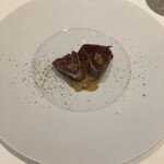 パトゥ - カツオの燻製　燻製味は程よく鼻に抜けていきます。付け合わせのナスは半殺しのペースト状ですが、茄子の風味が感じられて良いです。コリアンダーはそこまで強烈ではなく目立たないので味は持ってかれないです。