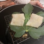 レフェルヴェソンス - 真魚鰹を無花果の葉焼のプレゼンテーション