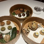 レフェルヴェソンス - 島バナナ ミントシュー／落花生のフィナンシェ／ヘーゼルナッツと昆布の練り切り／米粉 蓬／李 赤紫蘇 琥珀糖／ショコラ ドライジンジャー／