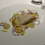 レフェルヴェソンス - 真魚鰹を無花果の葉焼 南瓜とヘーゼルナッツ ブールブラン マスカット 赤玉葱 塩漬レモン 菊の花