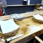 味楽寿司 - 竹籠のお料理が用意されています。