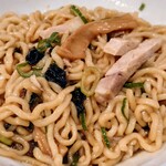 月麺 - ほんのり節系の香りが上がり好印象
      即座に混ぜ混ぜし、いざ実食！