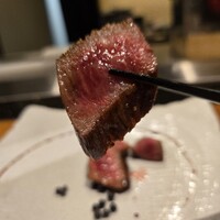 炭火割烹 樹樹 - 脂身のない部位でしたが、肉汁じゅわわ♥