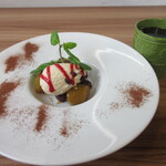 人と木 - セットのデザートとコーヒー