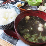 人と木 - 海苔のお味噌汁にご飯。ご飯はおかわりOK