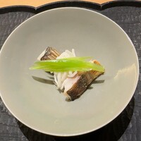 ひがしやま 司 - カマスをさっと炭火で焼いたもの　小蕪の酢漬け