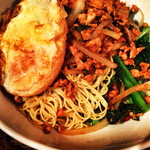 マラッカバー - 鶏ひき肉のガパオ炒めがけ汁なし麺