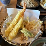 そば処　やまなみ - 海老２本、シシトウ、エノキ、ナス、ブロッコリー、カボチャ。