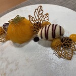 美酒佳肴　一樹 - とっても可愛いデザート　みかんの様に見えるのは柿をスライスしてムースを包んでいました