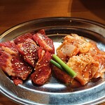 炭火焼肉 とみや - 左、ロースと右、鶏モモ