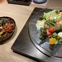 炭火和牛焼肉もうもう亭 広小路店 - 前菜の盛り合わせとサラダ