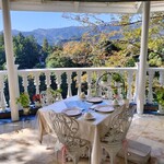 ローズタウンティーガーデン - 本日テラス席の方は少し寒いかな?（毛布＆ポットカバーのサービスをされてました）