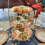ローズタウンティーガーデン - 上段（パンプキンスコーン）中段（キャロットケーキ・プリン・ピーナッツクッキー）下段（サンドイッチ3種）