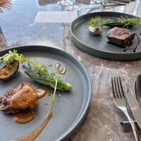 SINC BISTRO - 左がコースのスパイスチキン　右がアップデートした和牛