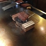 鉄板焼　宮地 - 燻しています。