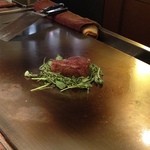 鉄板焼　宮地 - 香草の香りをつけます。