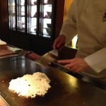 鉄板焼　宮地 - ガーリックライスを作ってくれています。