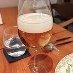 ラ・フォルム ド エテルニテ - サッポロ黒ラベル小瓶。
      数回に分けて注いでくださいます。