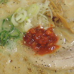 ちゃぶ屋 とんこつらぁ麺 ＣＨＡＢＵＴＯＮ - 辛いのが載ってます