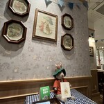 ピーターラビットカフェ 横浜ハンマーヘッド店 - ぬいぐるみと壁紙