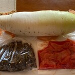 又八庵そば処 - 右下はアカカンバ(杉箸の在来種赤蕪)甘酢漬け、左下は佃煮昆布、上は畑で掘り立ての大根