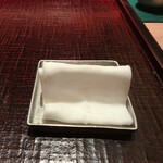 鮨みなと - 握りの前に「小手拭き」が用意されます。