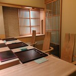 鮨みなと - 内観（L字型カウンターの短辺）