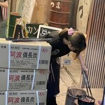 新鮮ホルモン酒場 ごっつ - 炭の準備をする店員さんの図