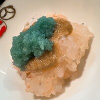 豊鮨 - ボタン海老のアップ。頭の味噌をお酒などで煮詰めて卵をトッピング