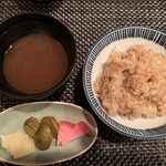 鉄板焼 みや美 - ガーリックライスと香の物と味噌汁