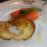 前菜　スモークサーモンロール　中はオニオン